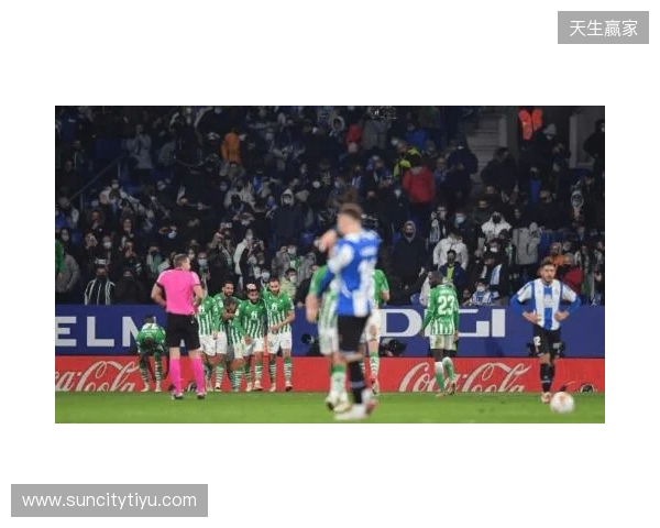 西班牙名嘴:维尼在替补席发笑不职业,在哪都该被开除 西班牙名嘴:维尼在替补席发笑不职业,在哪都该被开除