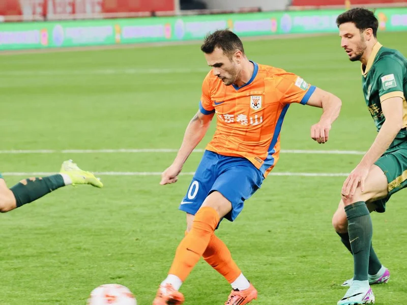 休闲时光😇卡扎伊什维利晒与家人出游照片,目前仍未和泰山续约