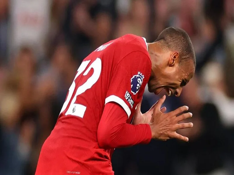 剑南春｜利物浦2-1九人热刺，西蒙斯直红，伊萨克破门后伤退